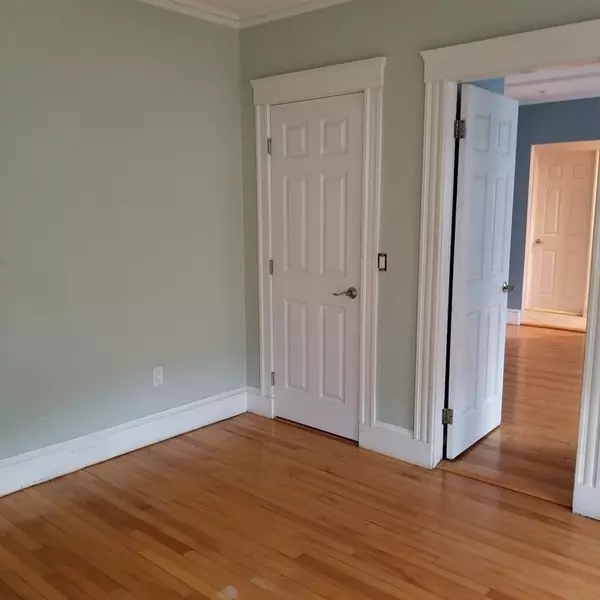 Haverhill, MA 01830,8 Cedar St #1