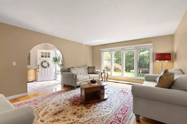 Canton, MA 02021,40 Strawberry Ln