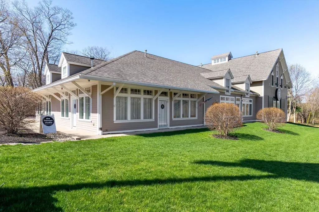 Amesbury, MA 01913,77 Macy Street