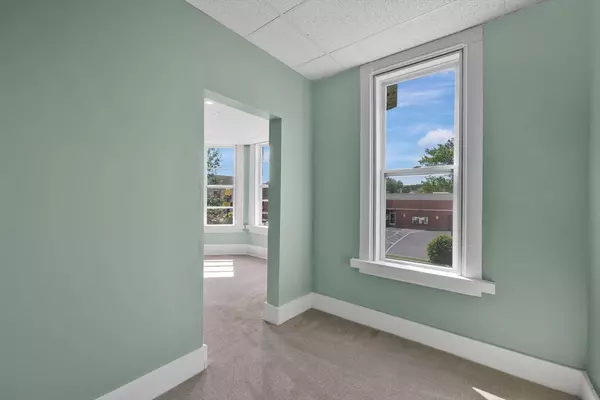Holyoke, MA 01040,284 Maple St