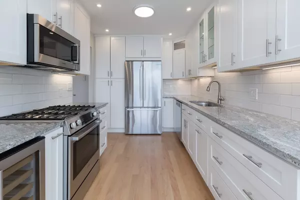 Brookline, MA 02445,33 Pond Ave #PH1208