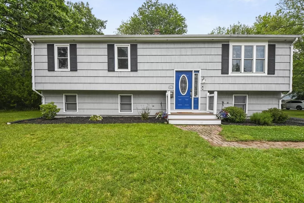 Rockland, MA 02370,74 S Douglas St