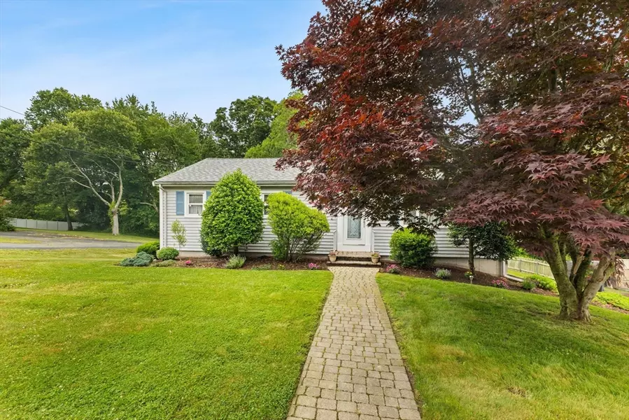 114 Cypress Dr, Swansea, MA 02777