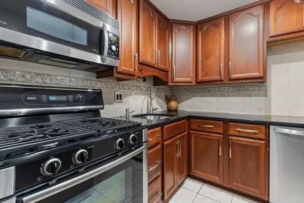 Brookline, MA 02445,1856 Beacon St #2D
