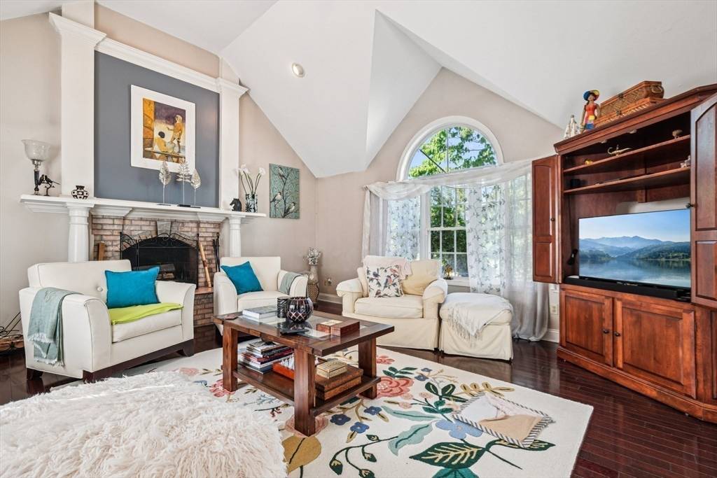 37 Nachaomet Rd, Lakeville, MA 02347