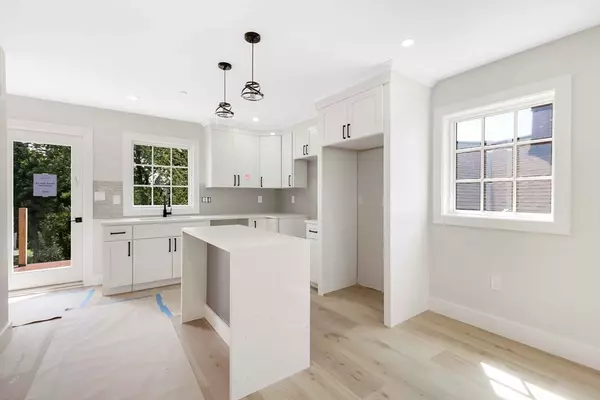 Melrose, MA 02176,8 Crystal Street #3