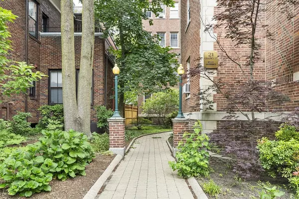 Cambridge, MA 02138,21 Chauncy St #3