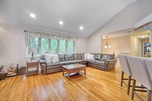 Medfield, MA 02052,13 Tamarack Road