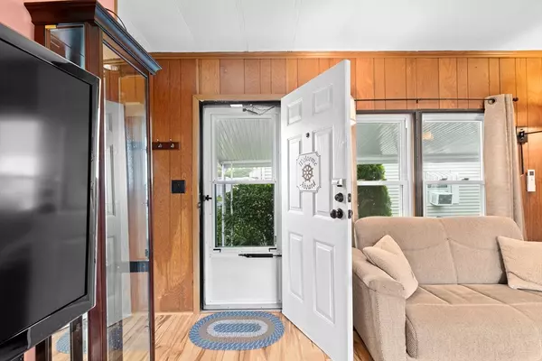 Wareham, MA 02558,28 Dots Lane