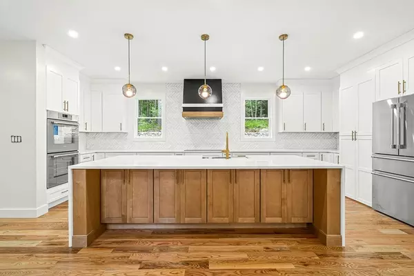 Carlisle, MA 01741,12 Martin St
