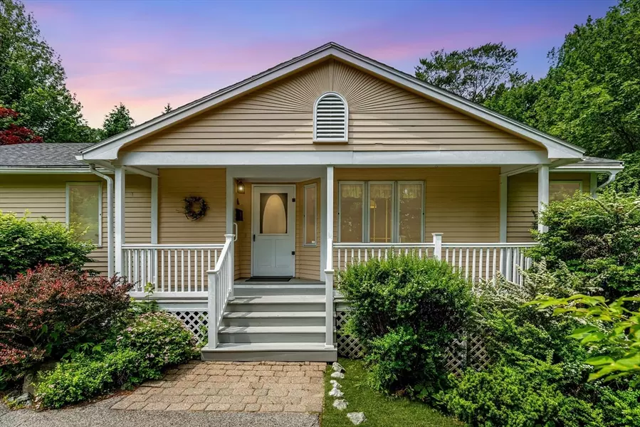54 Arlington St, Amesbury, MA 01913