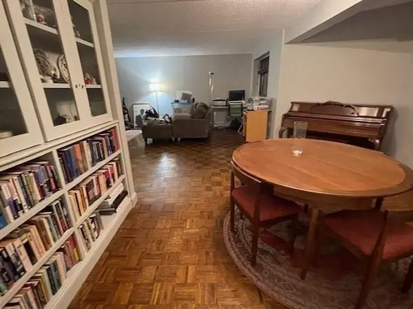 Brookline, MA 02446,51 John St #201