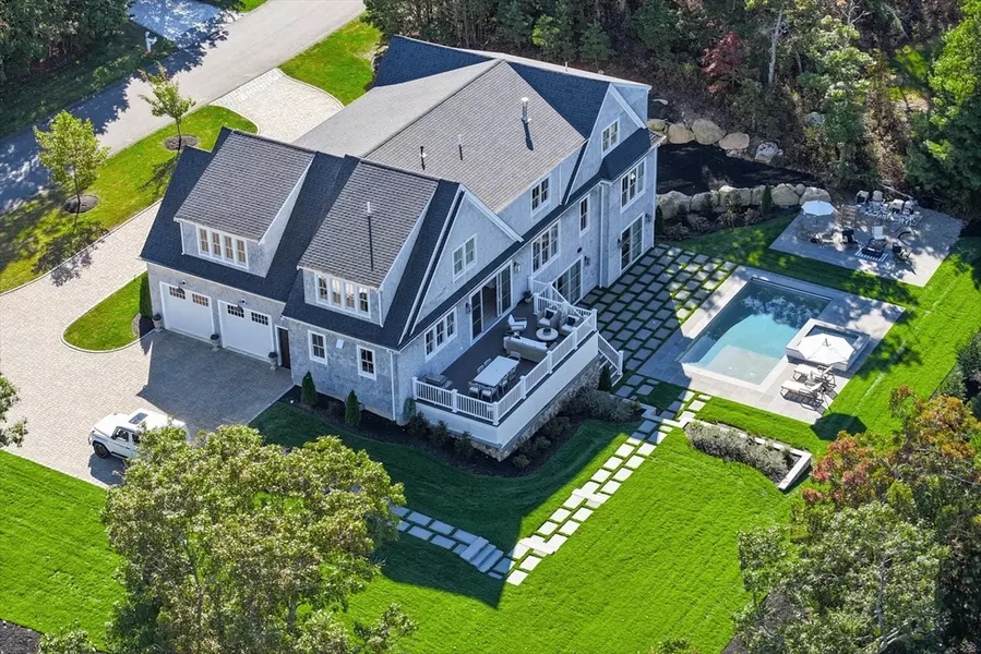 77 Highwood Ln, Falmouth, MA 02536