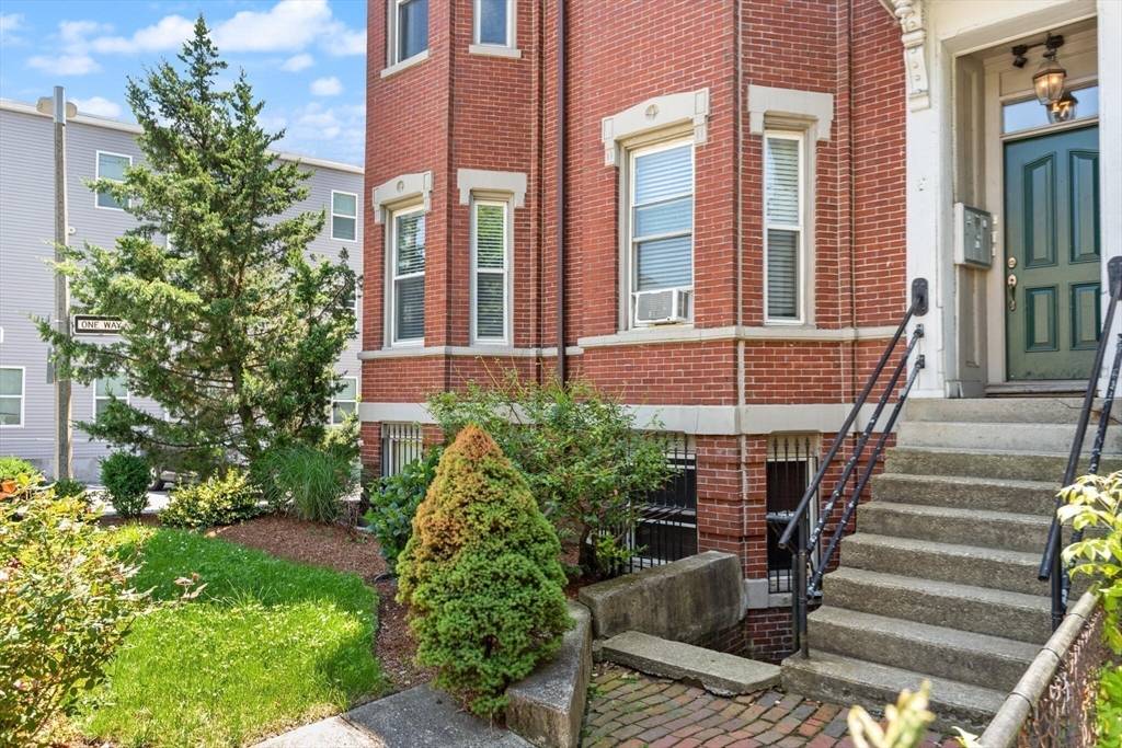 Boston, MA 02125,17 Savin Hill Avenue #3