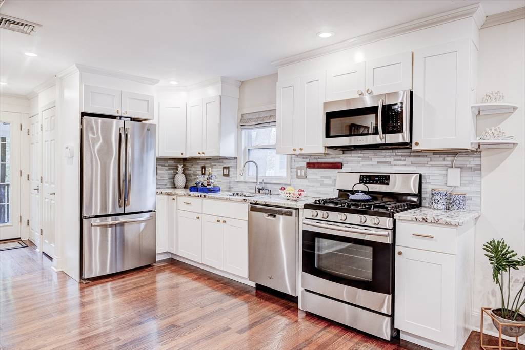 Newton, MA 02460,147 Lowell #147