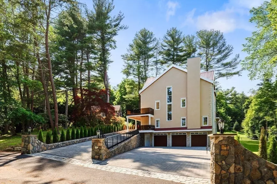 58 Chestnut St, Lynnfield, MA 01940