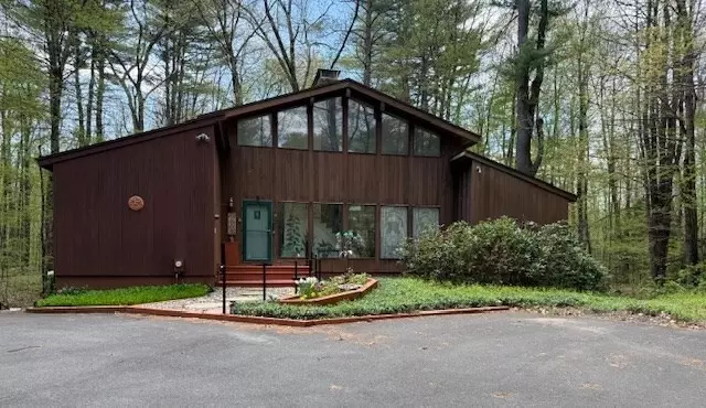 Amherst, MA 01002,17 Juniper Lane