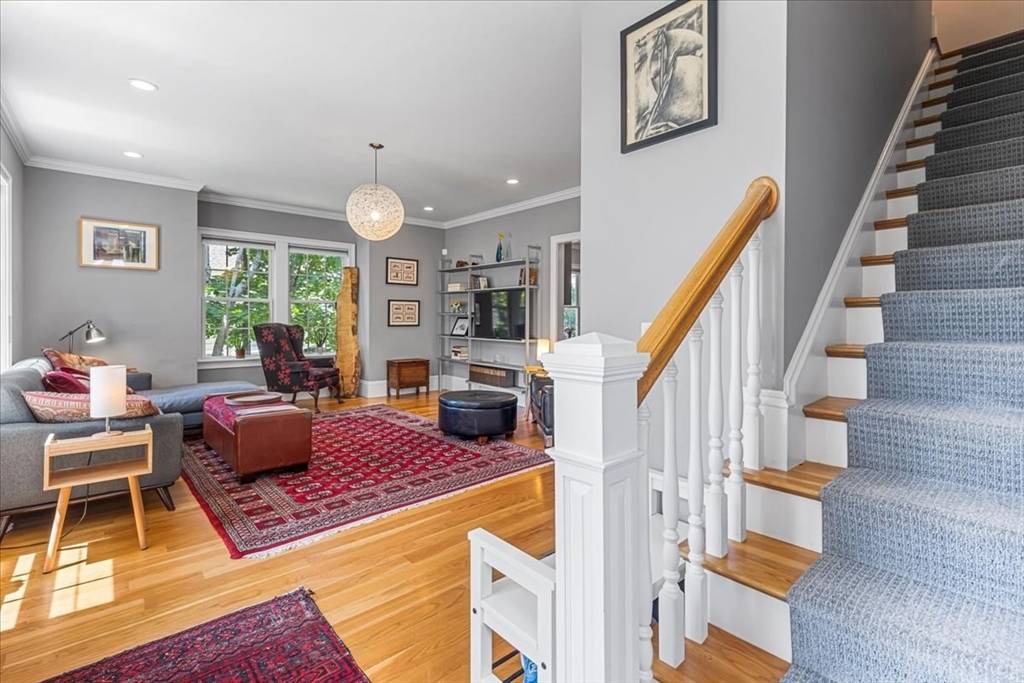 21 Hale St #21, Newton, MA 02464