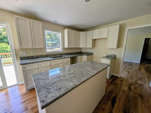 Charlton, MA 01507,13 Boucher Rd