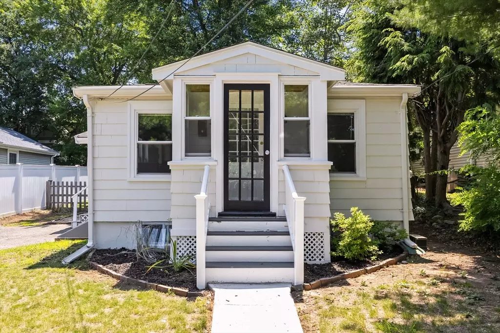 Dedham, MA 02026,19 Arlington Rd