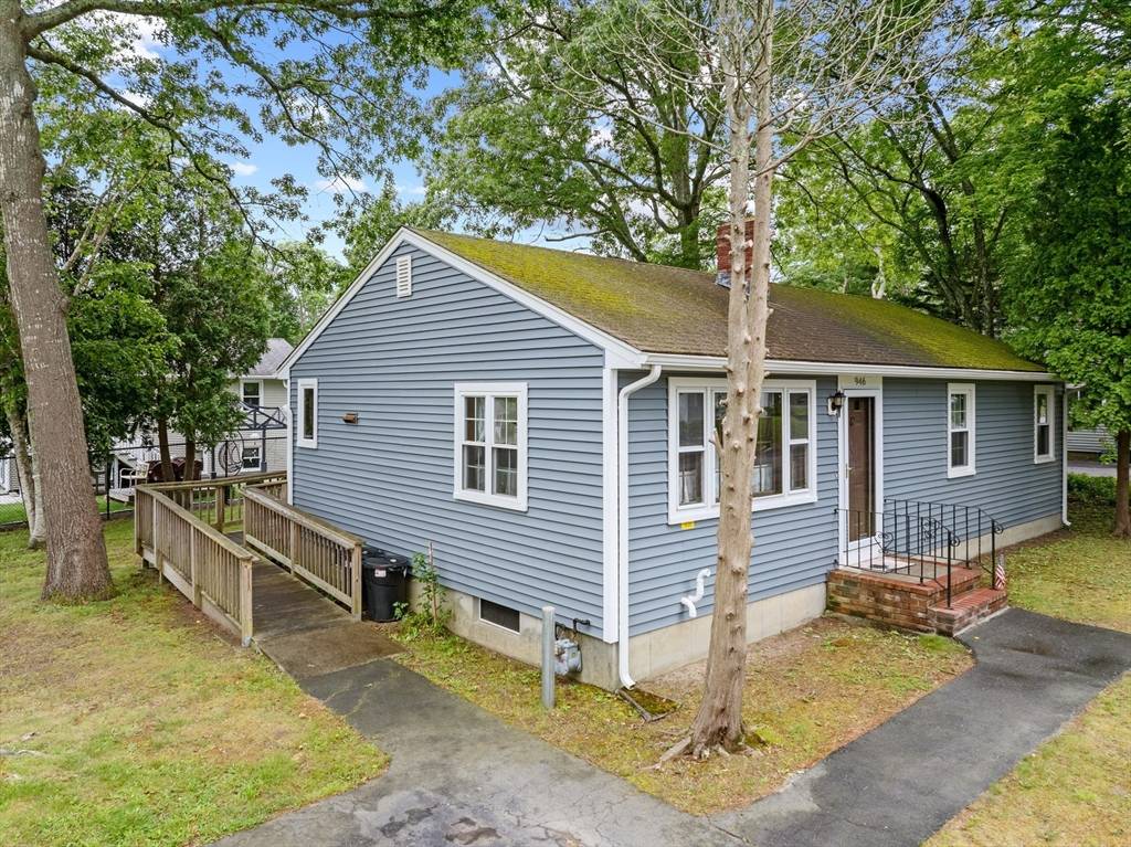 946 Thorndike St, New Bedford, MA 02745