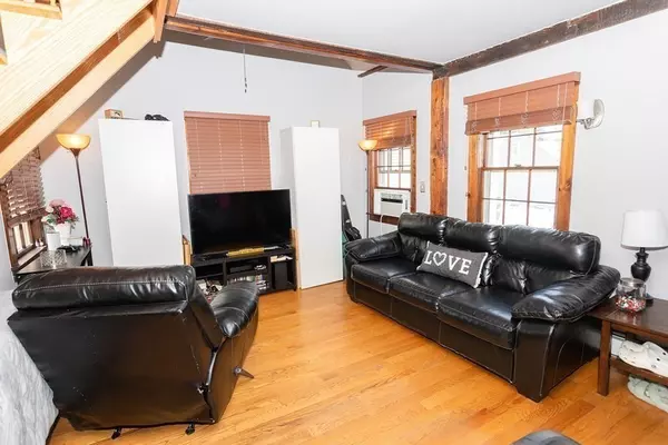 Salem, MA 01970,42 Essex St #2L