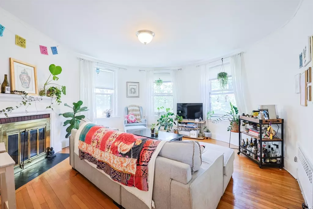 Brookline, MA 02446,33 Saint Paul St #3