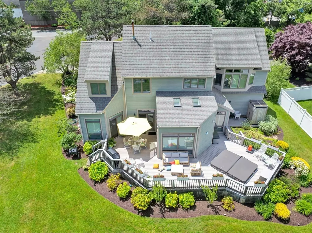 Gloucester, MA 01930,8 Barn Ln