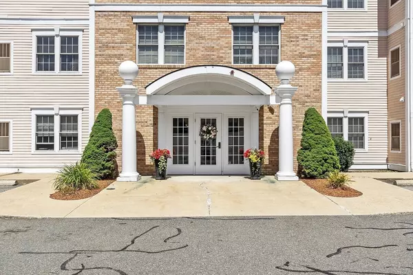 Wakefield, MA 01880,1 Millbrook Ln #205