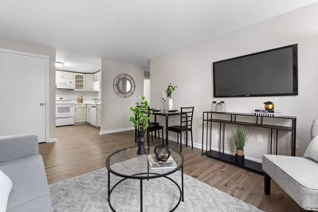 Newburyport, MA 01950,234 Low St #16