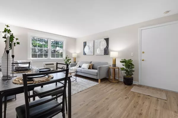 Newburyport, MA 01950,234 Low St #16