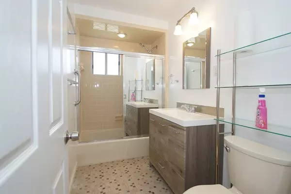 Newton, MA 02460,353 Lowell Ave #2