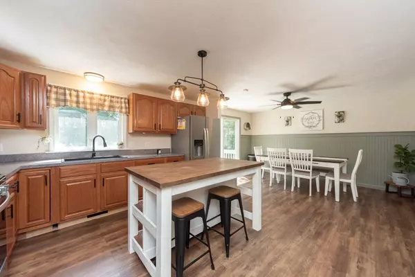 Taunton, MA 02718,196 Bluejay Ln