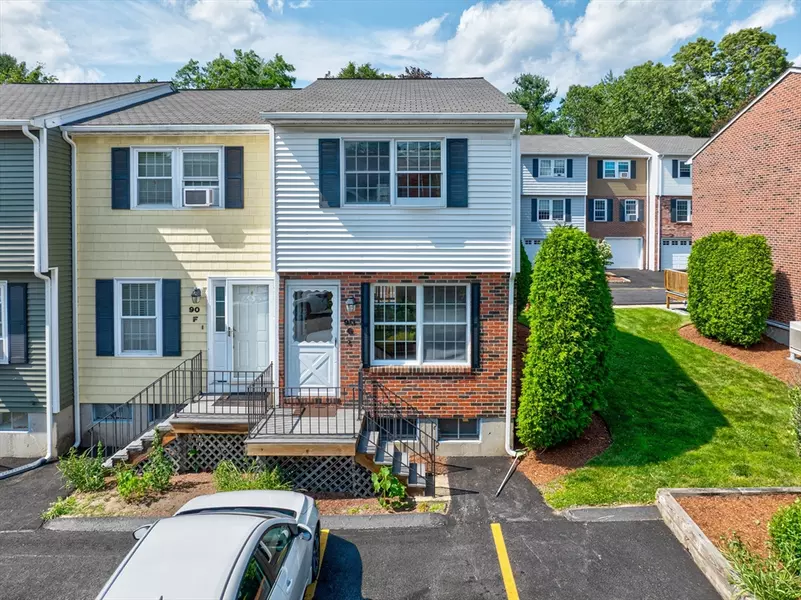 90 Roper St #G, Lowell, MA 01852