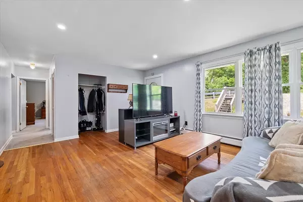 Sturbridge, MA 01566,236 Holland Rd