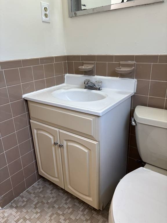 Newton, MA 02460,363 Linwood Avenue #2
