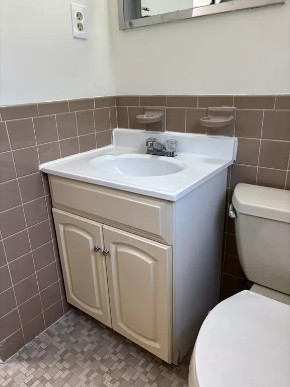 Newton, MA 02460,363 Linwood Avenue #2
