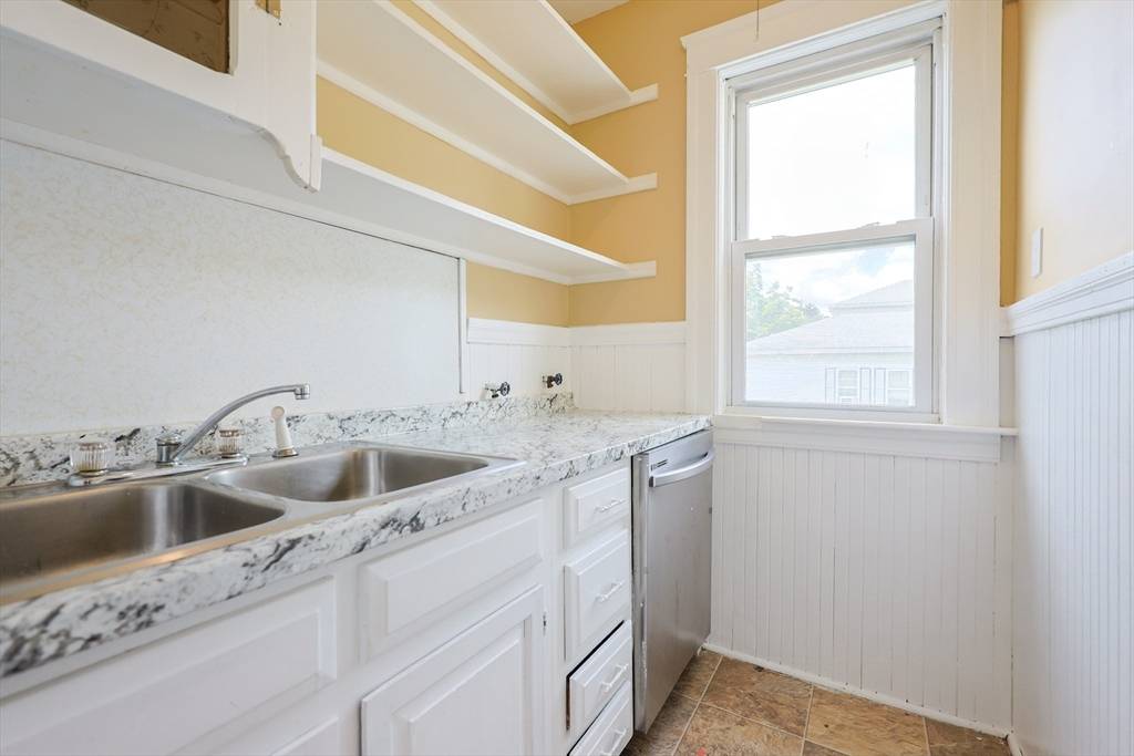Worcester, MA 01604,64 Chilmark St