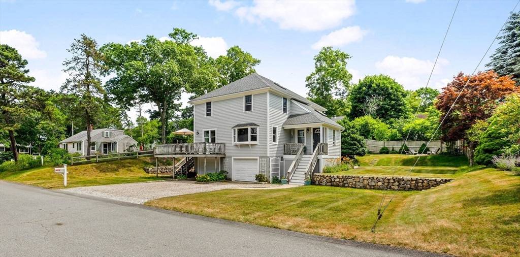 37 Berkeley Dr, Falmouth, MA 02536