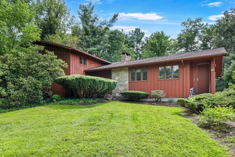 17 Crowningshield Dr, Paxton, MA 01612