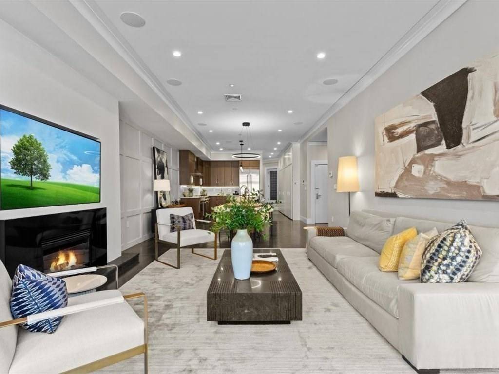 Boston, MA 02116,647 Boylston St #3A