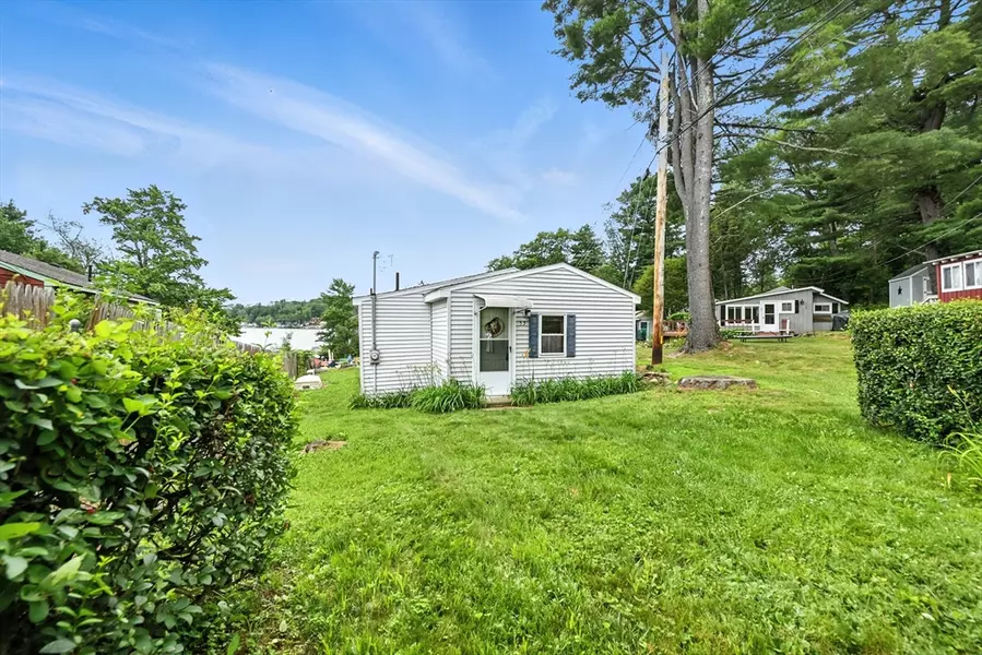 53 7th St, Brimfield, MA 01010