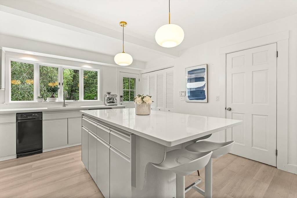 Weston, MA 02493,142 Wellesley Street