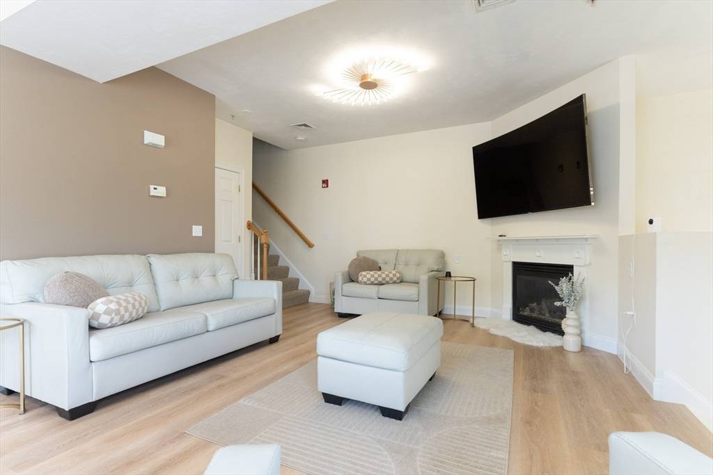 Hudson, MA 01749,6 Knotts St #6