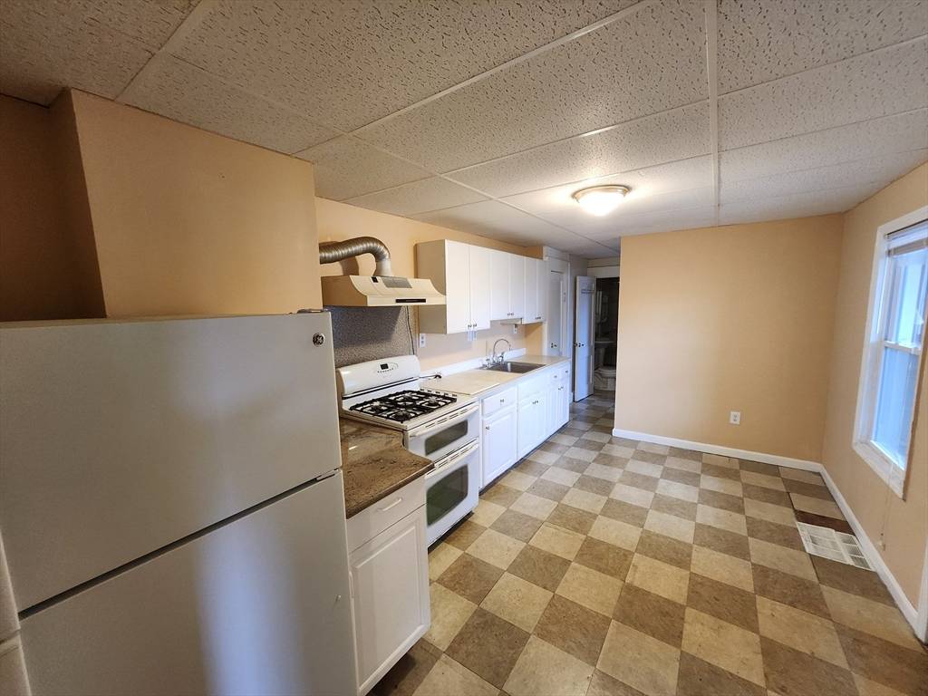 West Springfield, MA 01089,89 Worcester St #1R