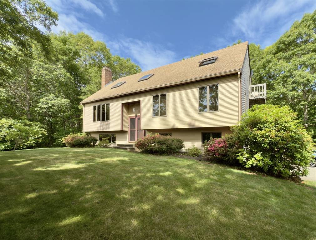 5 Oakwood Dr, Bourne, MA 02562