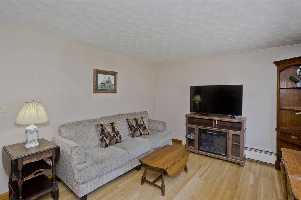 Enfield, CT 06082,32 Cora St