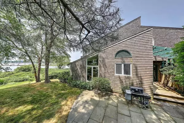 Bristol, RI 02809,25 Fort Hill Rd