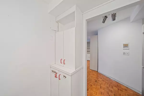 Brookline, MA 02446,19 Winchester St #110