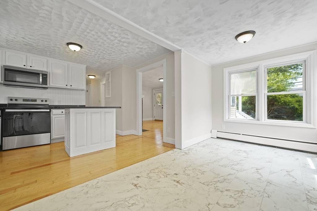 Acushnet, MA 02743,367 Middle Rd